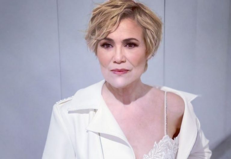 Κωνσταντίνα Μιχαήλ: «Πήρα το πτυχίο μου στη θεολογία – Στην αρχή με έλεγαν θεογκόμενα