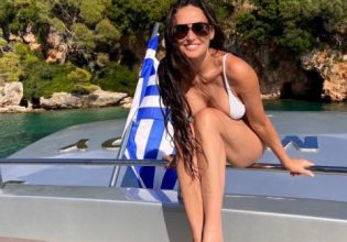 Ντέμι Μουρ: Ποζάρει με σέξι μαγιό και φόντο την ελληνική σημαία πάνω στο σκάφος της