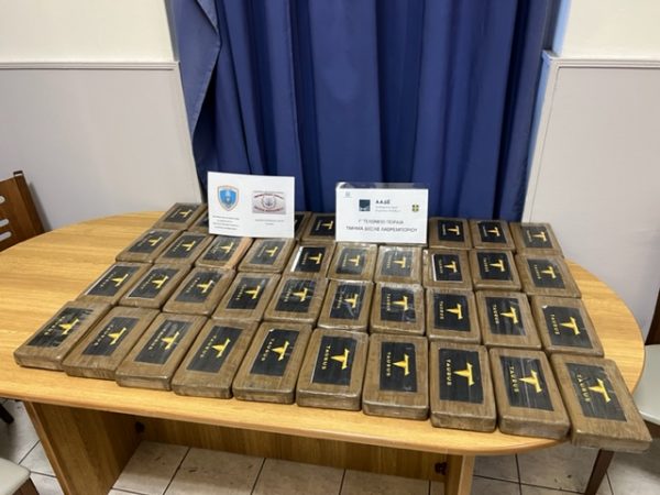 Πειραιάς: Προσπάθησαν να περάσουν 45 κιλά κοκαΐνης σε ψυγείο με μπανάνες