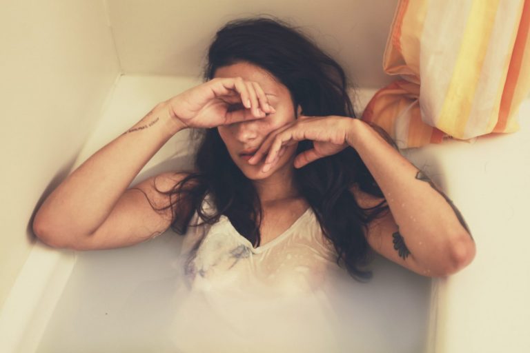 Είμαι ψυχολόγος και πιστεύω ότι μας έχουν πει καταστροφικά ψέματα για την ψυχική υγεία