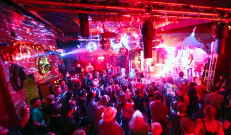 Κύπρος: Εδιωξαν ομοφυλόφιλο ζευγάρι από κλαμπ επειδή φιλήθηκε – «Φιλιά μόνο από straight»