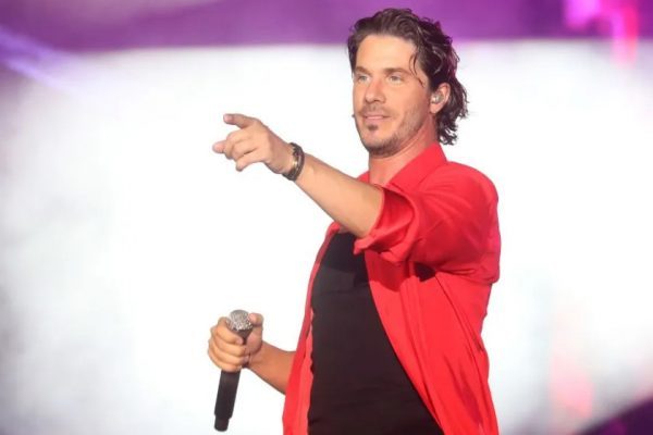 «Λύγισε» ο Νίκος Οικονομόπουλος σε συναυλία του στην Πάτρα – Διέκοψε και ξέσπασε σε κλάματα [Βίντεο]