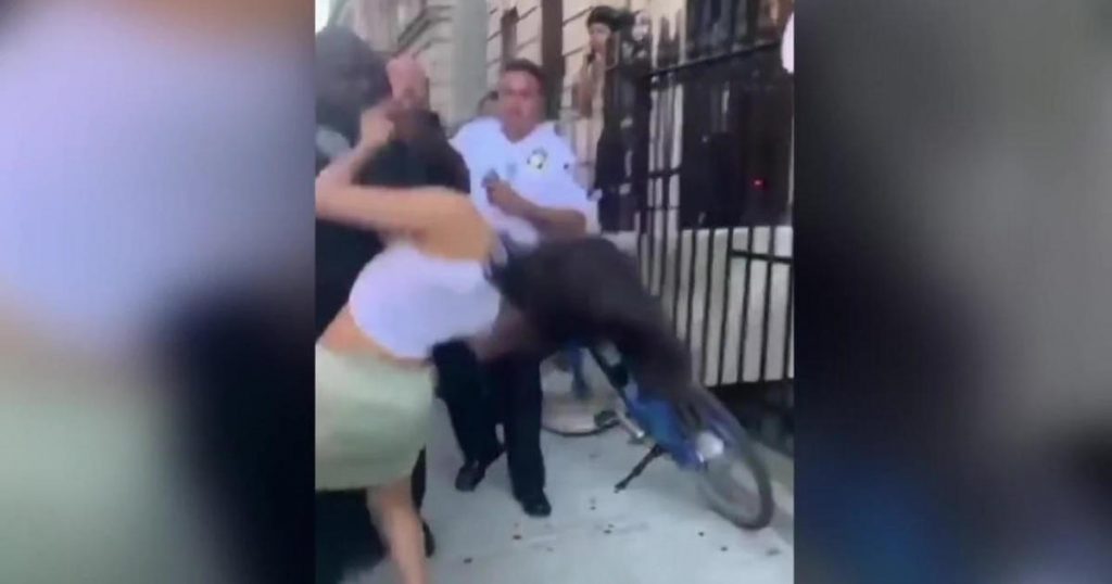 Νέα Υόρκη: Άγριος ξυλοδαρμός 19χρονης από αστυνομικό – Την «ξάπλωσε» στο πεζοδρόμιο (Βίντεο)