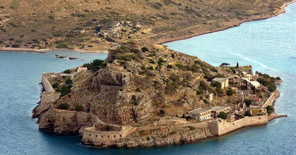 «Ωκεανός», η παράσταση εν πλω στο μόλο της Πλάκας και στη Σπιναλόγκα