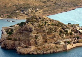 «Ωκεανός», η παράσταση εν πλω στο μόλο της Πλάκας και στη Σπιναλόγκα