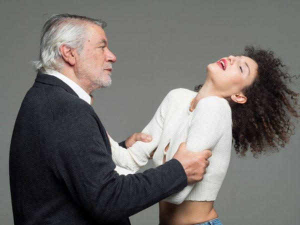 Ο Φίλιππος Σοφιανός σκηνοθετεί και πρωταγωνιστεί στην «Ολεάννα» του Ντέιβιντ Μάμετ