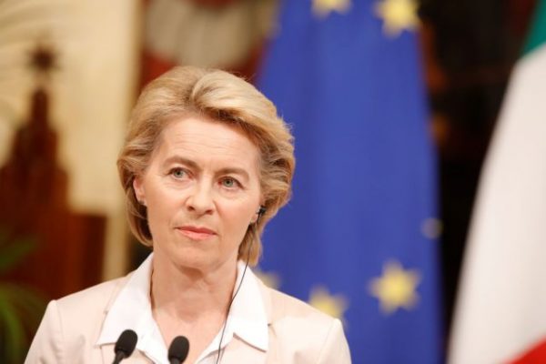 Ούρσουλα φον ντερ Λάιεν: «Απαράδεκτη η προσπάθεια της Ρωσίας για αλλαγή των συνόρων»