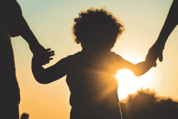 Αλεξανδρούπολη: Στα δικαστήρια οι γονείς με τη νονά – Γιατί αρνείται να τους δώσει πίσω το παιδί τους