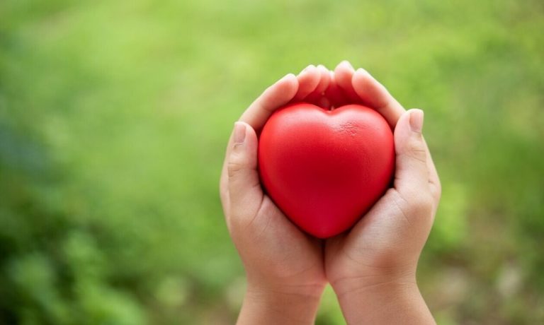 Κομοτηνή: 6χρονο κοριτσάκι δίνει μάχη με σπάνια πάθηση στα μάτια