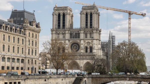 Γαλλία: Η Παναγία των Παρισίων ανοίγει ξανά πιο εντυπωσιακή από ποτέ
