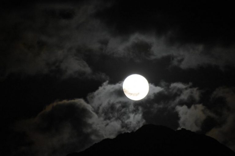 Πανσέληνος Σεπτεμβρίου: Τρία ζώδια επηρεάζονται περισσότερο – Για ποια χτυπά «καμπανάκι»