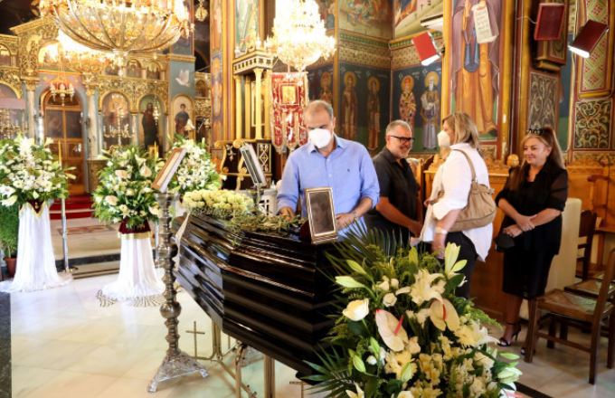Βουβός πόνος στο τελευταίο χειροκρότημα για την Ειρήνη Παπά - Πλήθος κόσμου στην κηδεία της ελληνίδας θεάς