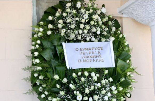 Βουβός πόνος στο τελευταίο χειροκρότημα για την Ειρήνη Παπά – Πλήθος κόσμου στην κηδεία της ελληνίδας θεάς