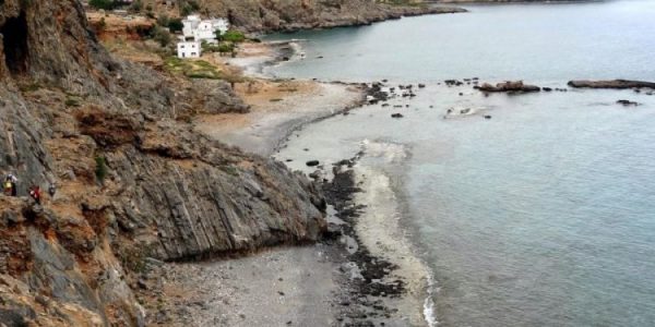 Χανιά: Τουρίστας έπεσε από μεγάλο ύψος στην παραλία Λύκος