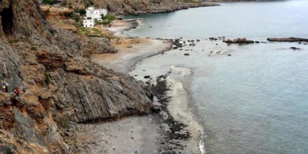 Χανιά: Τουρίστας έπεσε από μεγάλο ύψος στην παραλία Λύκος