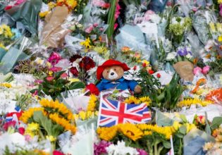 Βασίλισσα Ελισάβετ: Τι θα απογίνουν τα εκατοντάδες αρκουδάκια Πάντινγκτον που αφέθηκαν για την μονάρχη