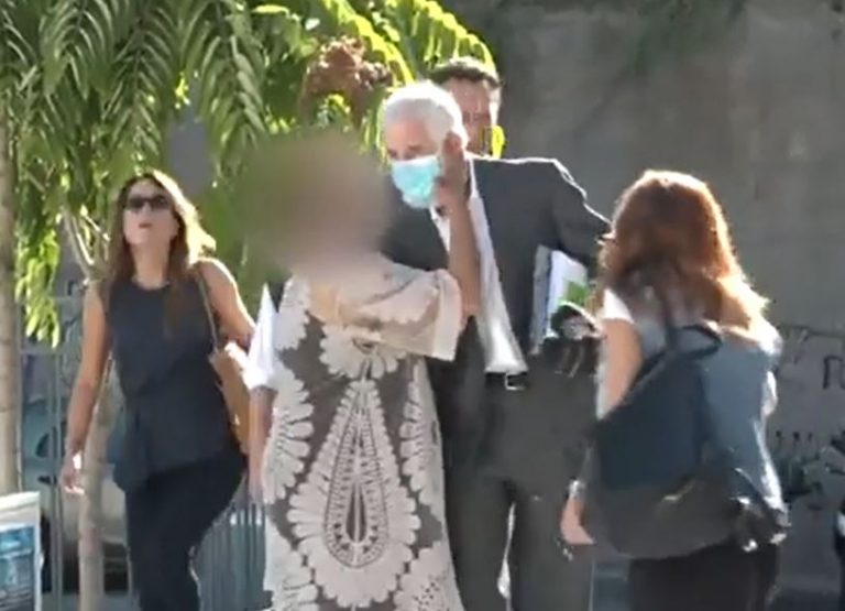 Πέτρος Φιλιππίδης: «Θαυμάστρια» τον αγκάλιασε και τον φίλησε έξω από το δικαστήριο