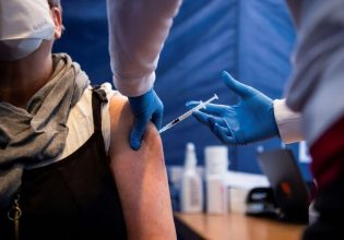 Κοροναϊός: Ξεκινά στην Ελλάδα ο εμβολιασμός με τα επικαιροποιημένα σκευάσματα – Ολα όσα πρέπει να ξέρετε