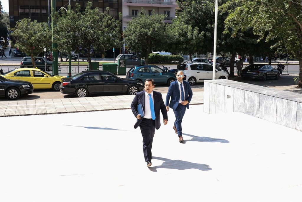 Παρέμβαση της δικαιοσύνης για τους 38 πρόσφυγες στον Έβρο ζητάει ο Μηταράκης