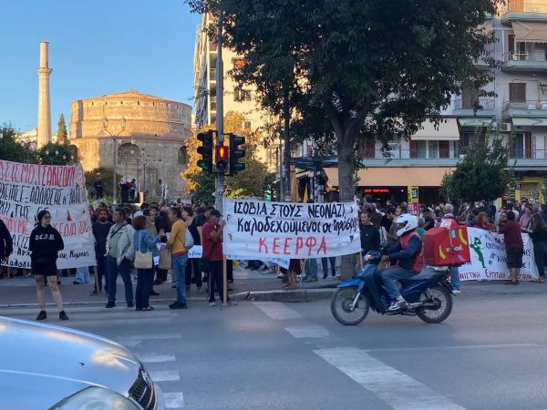 Παύλος Φύσσας: Ξεκίνησε το συλλαλητήριο στο Κερατσίνι – «Εννέα χρόνια μετά τίποτα δεν έχει τελειώσει» λέει η Μάγδα