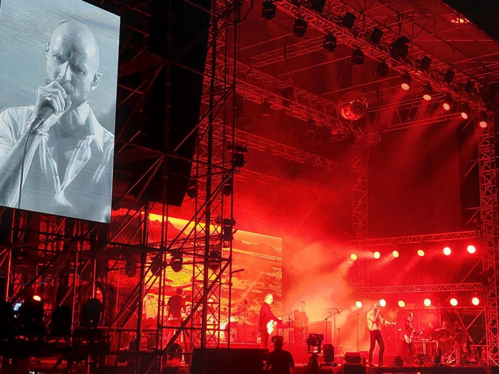 Madrugada: Πλήθος κόσμου στην συναυλία του νορβηγικού συγκροτήματος στο Καλλιμάρμαρο