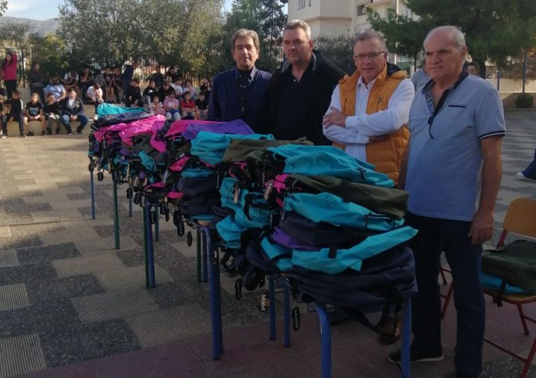 Σχολικές τσάντες σε όλα τα παιδιά του Γυμνασίου διένειμε ο Δήμος Ασπροπύργου