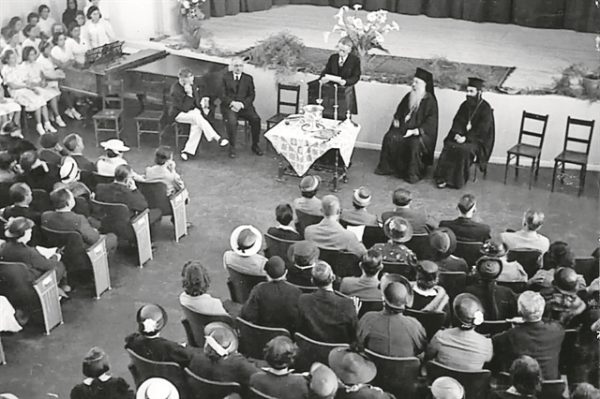 Ιστορικά κειμήλια – Καθίσματα του 1875 από τη Σμύρνη στο Ελληνικό