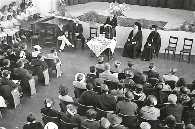 Ιστορικά κειμήλια – Καθίσματα του 1875 από τη Σμύρνη στο Ελληνικό