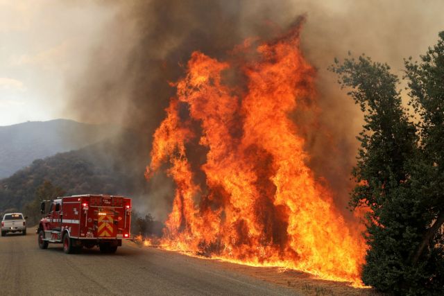 Κόλαση στην Καλιφόρνια: Καταιγίδα φουντώνει τις πυρκαγιές και ταυτόχρονα απειλεί με πλημμύρες