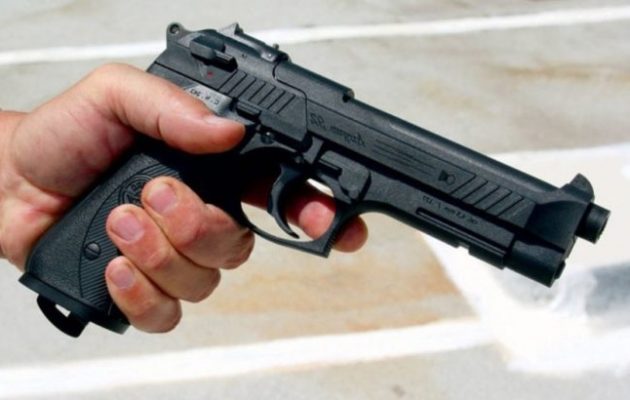 Χαλκιδική: 37χρονος έβγαλε όπλο και απείλησε ζευγάρια που έτρωγαν σε πανηγύρι