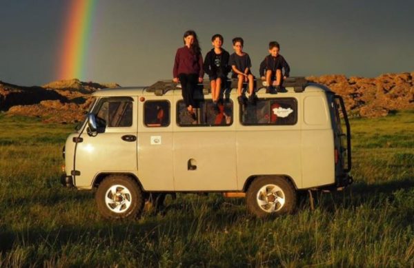 Οικογένεια από τον Καναδά κάνει το γύρο του κόσμου προτού τα παιδιά τους τυφλωθούν