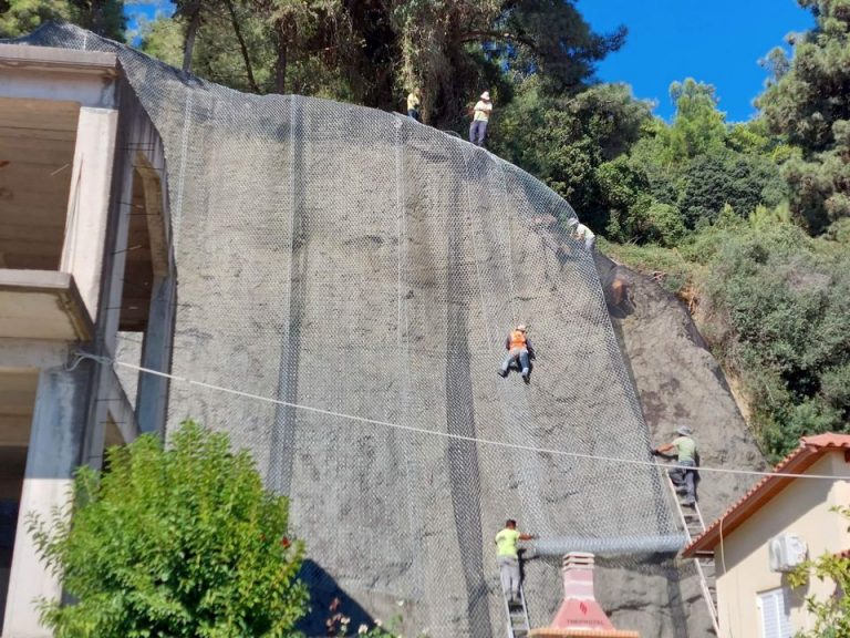 Ο Δήμος Πύργου τοποθέτησε πλέγματα στο βουνό για να προστατεύσει από τις κατολισθήσεις το σχολείο