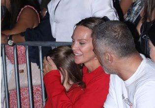 Υβόννη Μπόσνιακ: Ασορτί ρούχα με την κορούλα της στη συναυλία του Αντώνη Ρέμου