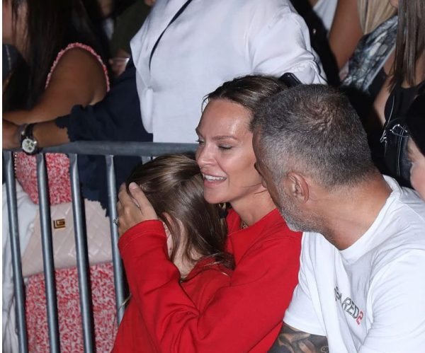 Υβόννη Μπόσνιακ: Ασορτί ρούχα με την κορούλα της στη συναυλία του Αντώνη Ρέμου