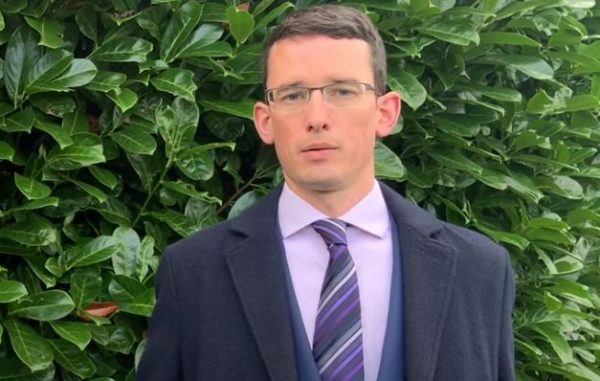 Καθηγητής συνελήφθη επειδή αρνήθηκε να χρησιμοποιήσει ουδέτερη αντωνυμία σε μαθητή – «Είναι παραφροσύνη»