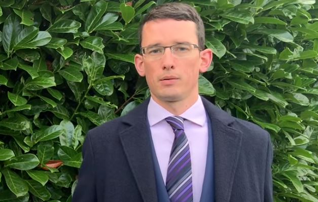 Καθηγητής συνελήφθη επειδή αρνήθηκε να χρησιμοποιήσει ουδέτερη αντωνυμία σε μαθητή – «Είναι παραφροσύνη»