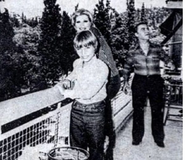 Νίκος Ρίζος: Οικογενειακή φωτογραφία με την ‘Ελσα Ρίζου και τον γιο τους Κωνσταντίνο, το 1976