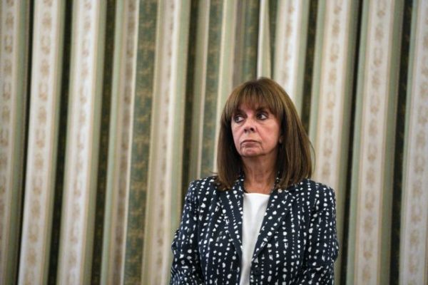 Επικοινωνία Σακελλαροπούλου με τον βασιλιά Κάρολο – Θα παραστεί στην κηδεία της βασίλισσας Ελισάβετ