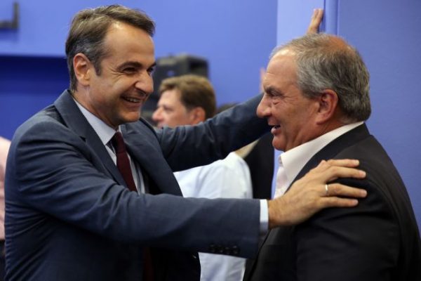 Φωτιά στο twitter: Το «τέλος Μητσοτάκη», ο «βούδας της Ραφήνας» και «ο έρωτας Καραμανλή με τους ζαίους»