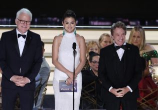 Σελένα Γκόμεζ: Ανέβηκε το φόρεμα της και κανείς δεν της το είπε