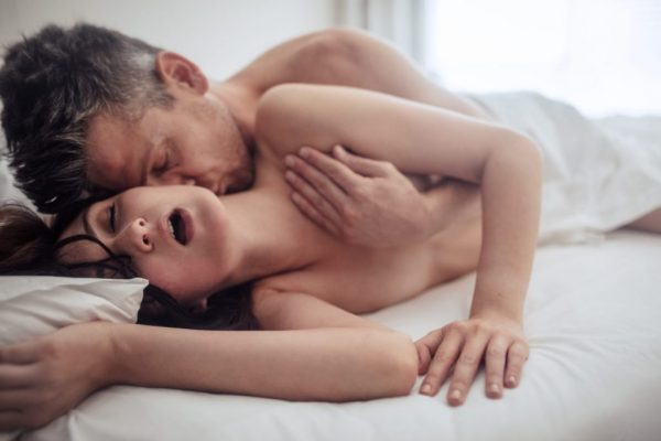 Αυτή η στάση στο σεξ θα σας χαρίσει τον πιο βαθύ και ξεκούραστο ύπνο