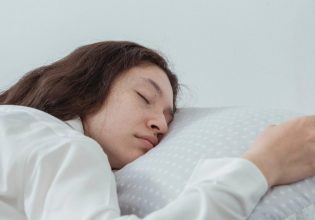 Η μέθοδος του μαξιλαριού: Το νέο TikTok trend για να αποκτήσεις ό,τι θες, διχάζει