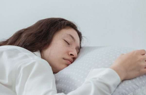 Η μέθοδος του μαξιλαριού: Το νέο TikTok trend για να αποκτήσεις ό,τι θες, διχάζει