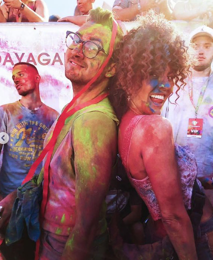 Η Μαρία Σολωμού ανεβάζει φωτογραφίες με τον Mente Fuerte από το Colourday Festival