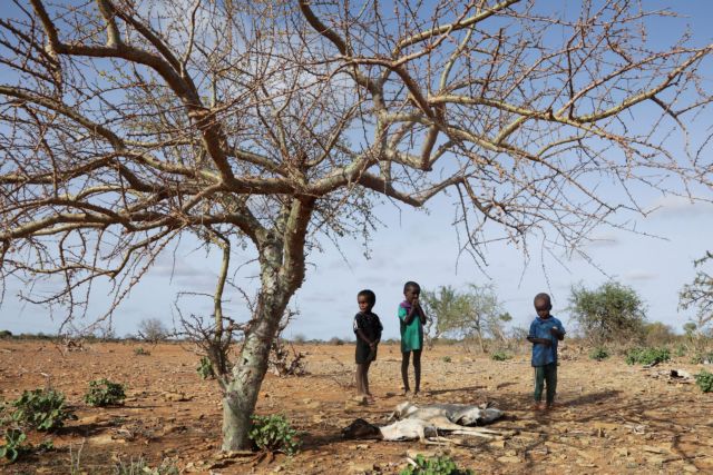 Σομαλία: Εξαντλημένα από την πείνα, τα παιδιά δεν έχουν δύναμη ούτε να κλάψουν