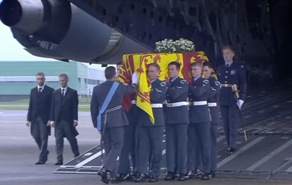 Στο Λονδίνο η σορός της βασίλισσας Ελισάβετ – Δείτε live