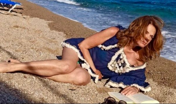 Η Πέγκυ Σταθακοπούλου με ολόσωμο μαγιό και χωρίς ίχνος μακιγιάζ – Υπέροχη στα 62 της