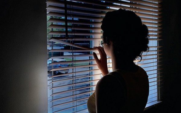 Βόλος: Γυναίκα έχει εμμονή με την γειτόνισσά της – Της αφήνει σημειώματα και την παρακολουθεί συνεχώς