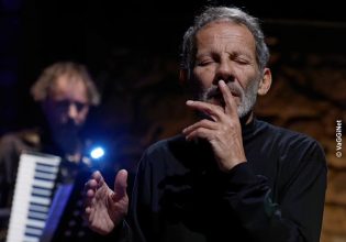 Ο Σταύρος Ξαρχάκος σε μια μοναδική συναυλία στη Μονή Τοπλού στη Σητεία