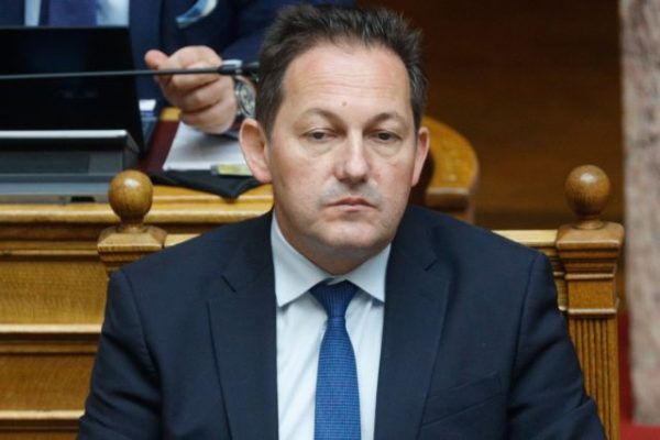 «Όποιος αρνείται να προσαρμοστεί, πεθαίνει»: «Ατυχής στιγμή» διευκρινίζει ο Πέτσας – Παραίτηση ζητάει ο ΣΥΡΙΖΑ